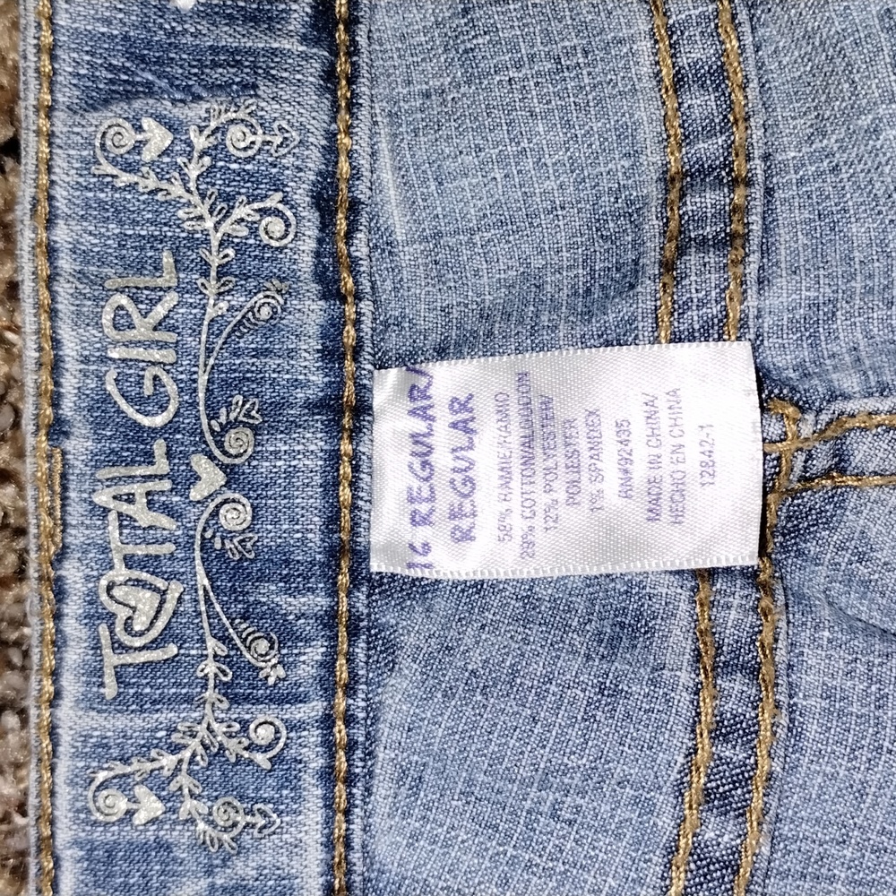 Distressed Graphic Jeans - Picture 3 of 6